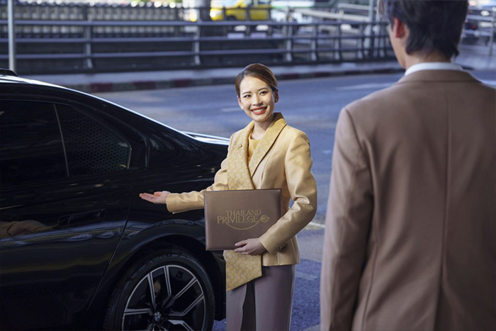 送迎車へ利用者を案内するスタッフ