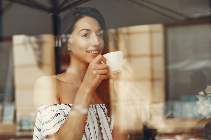 カフェで飲み物を楽しむ女性